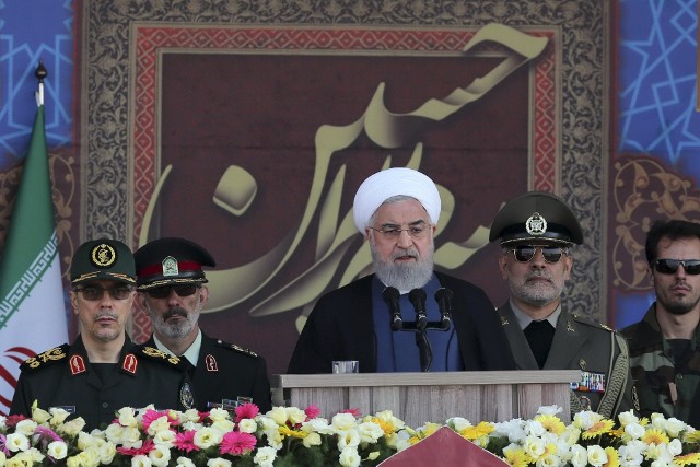 Prezydent Hassan Rouhani przemawia na paradzie wojskowej z okazji 39. rocznicy wybuchu wojny Iran-Irak, przed świątynią zmarłego  ajatollaha Chomeiniego.  Niedziela, 22 września 2019 r. Na zdjęciu szef sztabu generalnego sił zbrojnych gen. Mohammad Hossein Bagheri (stoi po lewej stronie).