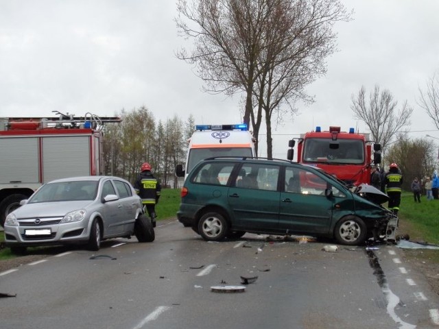 Bezpośrednio za oplem również w tym samym kierunku jechał volkswagen sharan, którym również jechały 4 osoby. Jak ustalili policjanci kierujący volkswagenem nie zachował bezpiecznej odległości i uderzył w tył opla po czym zjechał na przeciwległy pas ruchu i czołowo zderzył się z jadącym w przeciwną stronę fiatem fiorino którym kierował 37 letni mężczyzna.