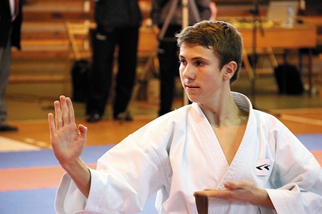 Mieszka w Sokółce. Jest zawodnikiem kadry narodowej Karate WKF/Shotokan. Aktualnie jest srebrnym medalistą mistrzostw świata w Karate Shotokan w kata indywidualnie juniorów, srebrnym oraz brązowym medalistą mistrzostw Polski juniorów i juniorów młodszych w Karate WKF w kata i kumite juniorów, brązowym medalistą Mistrzostw Polski w Karate Shotokan w kata indywidualne kadetów i juniorów. Na co dzień trenuje w KAISHO Karate Klub w Białymstoku. 