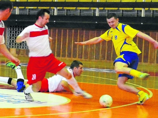 Rywalizacja na parkiecie była emocjonująca, nie brakowało goli i... siniaków na nogach.