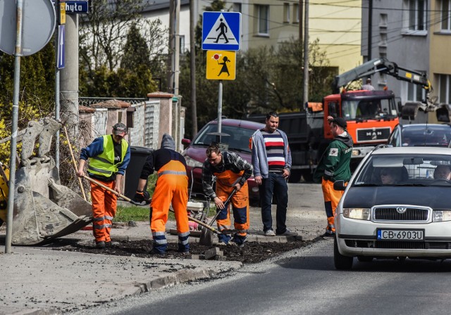 Wymiana nawierzchni na ulicy Nasypowej jest już na finiszu. Warstwy asfaltu zostały już ułożone. Wykonawca potrzebuje jeszcze kilku dni, by dokończyć układanie nowych płyt chodnikowych.