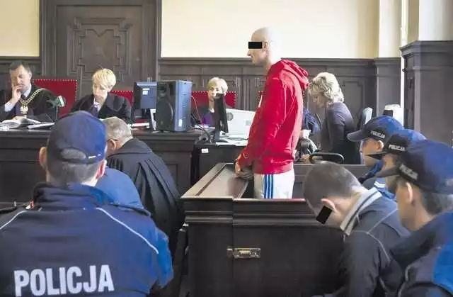 Przed sądem stanęli Jakub D. (w czerwonej bluzie) i Dawid R. (siedzi), oskarżeni o brutalne zamordowanie i zgwałcenie 16-letniego Kamila G.