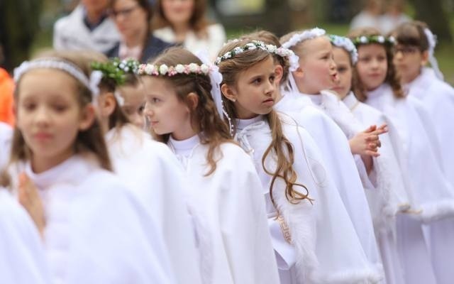 Pierwsza Komunia Święta 2019. Życzenia na komunię. Wierszyki...