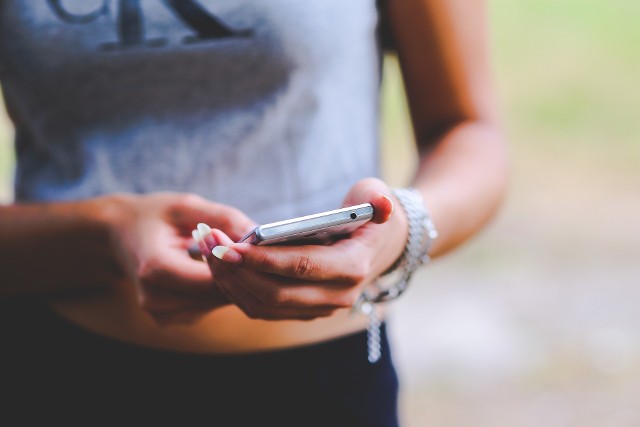 SMS-y premium - uwaga na oszustwa. Podejrzane wiadomości przychodzą na telefony Polaków