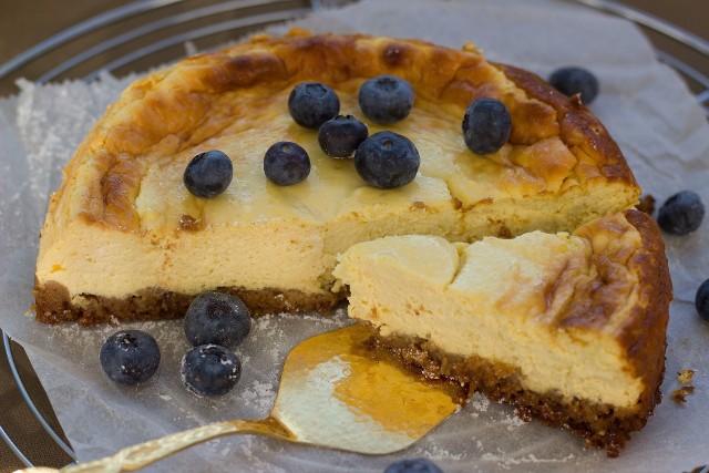 W naszym artykule podajemy trzy przepisy na pyszne ciasta wielkanocne, które przygotujesz bez użycia drożdży: bezdrożdżową drożdżówkę, sernik i makowiec.