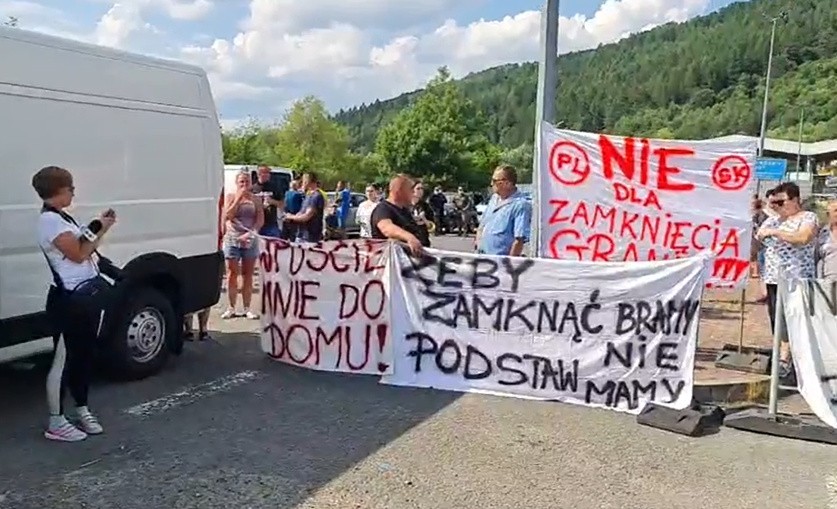 Leluchów. Przedsiębiorcy protestują przeciwko zamknięciu przejścia granicznego ze Słowacją. To koniec dla ich biznesów [ZDJECIA]