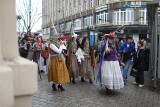 Kraków. Babski Comber powrócił na ulice Krakowa. Przez miasto przeszedł barwny korowód