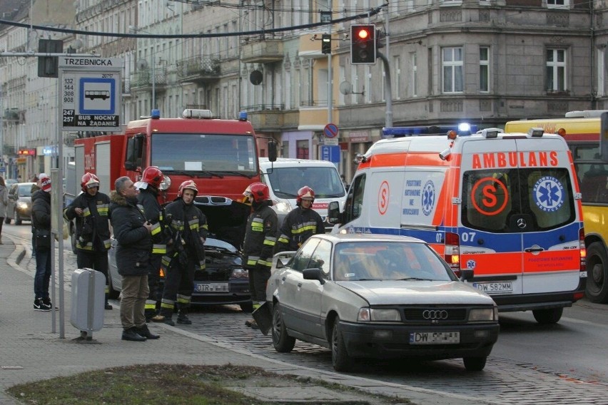 Wrocław: Wypadek na ul. Trzebnickiej. Jedna osoba w szpitalu [ZDJĘCIA]