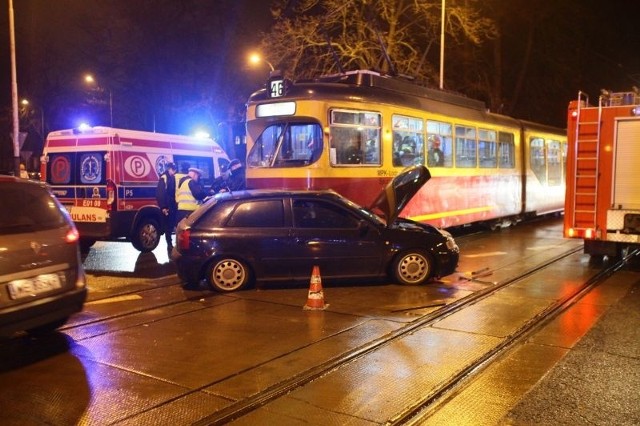 Zderzenie tramwaju z audi na Zgierskiej.