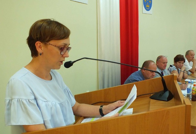 Temat podziału powiatu starachowickiego na okręgi referowała radnym Marlena Kostrzewa, sekretarz powiatu.