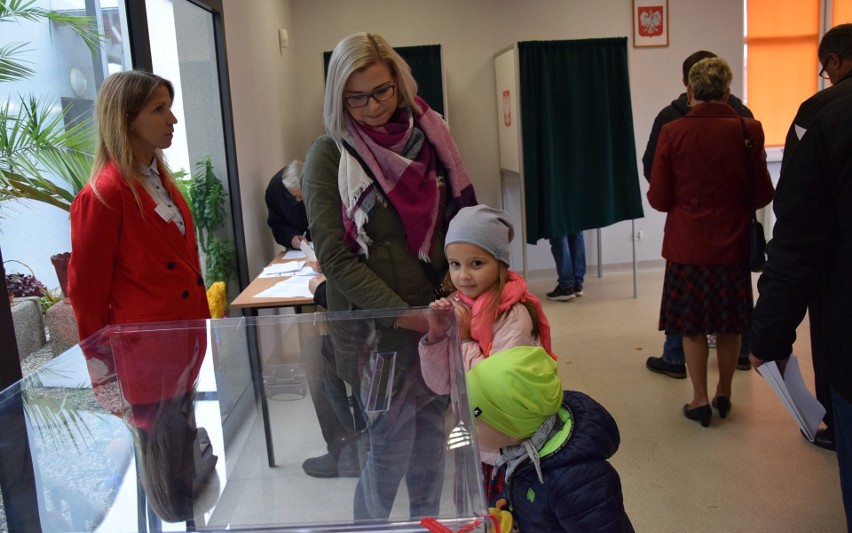 Wybory samorządowe 2018. Mieszkańcy Oświęcimia licznie ruszyli do urn. Głosował też Janusz Chwierut [ZDJĘCIA]