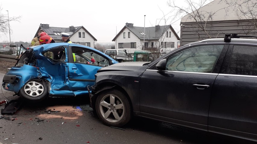 Niebezpieczny wypadek na ul. Świętokrzyskiej w Gdańsku. Nieprzytomna 20-latka trafiła do szpitala! ZDJĘCIA