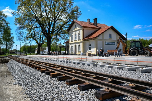 Zrewitalizowana linia kolei wąskotorowej Przeworsk - Dynów w miejscowości Bachórz, 10 bm. Prace obejmują remont rozjazdów i przejazdów kolejowo-drogowych, nawierzchni torowej i oznakowania.