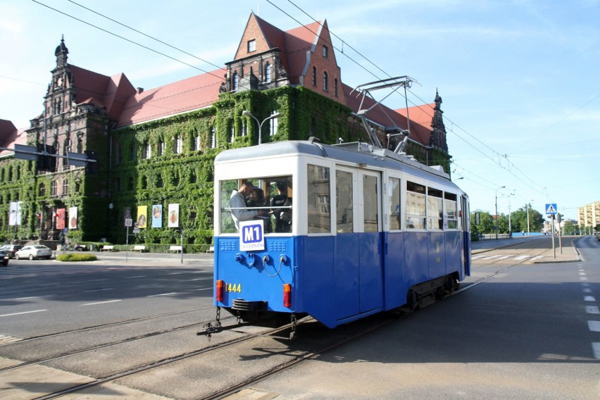 Sporo chętnych na przejazd starymi autobusami i tramwajami [ZDJĘCIA]