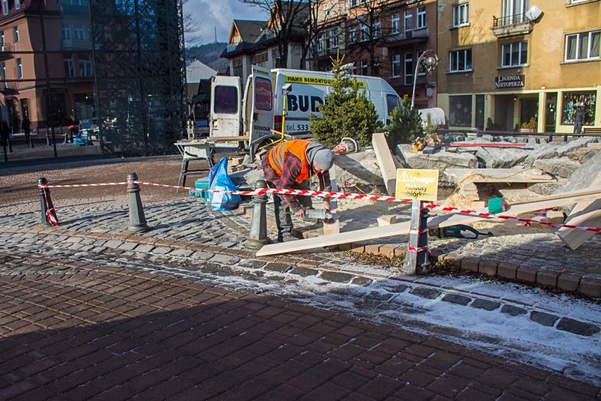 Zakopane. Naprawiają zniszczony most  na Krupówkach [ZDJĘCIA]