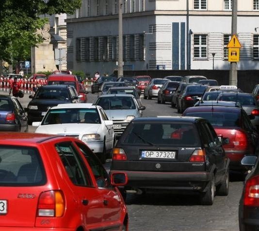 Zatłoczone ulice to największa zmora Opola. Już za kilka lat miasto może całkiem się zakorkować.