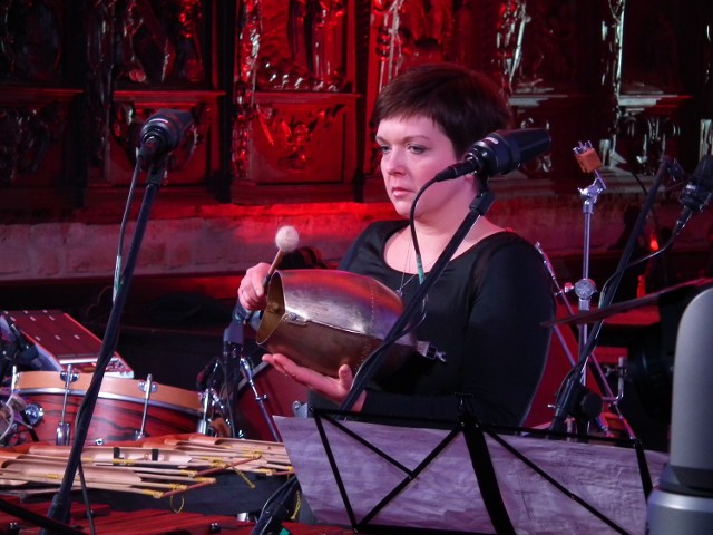 Na instrumentach perkusyjnych grała m.in. Magdalena Kordylasińska