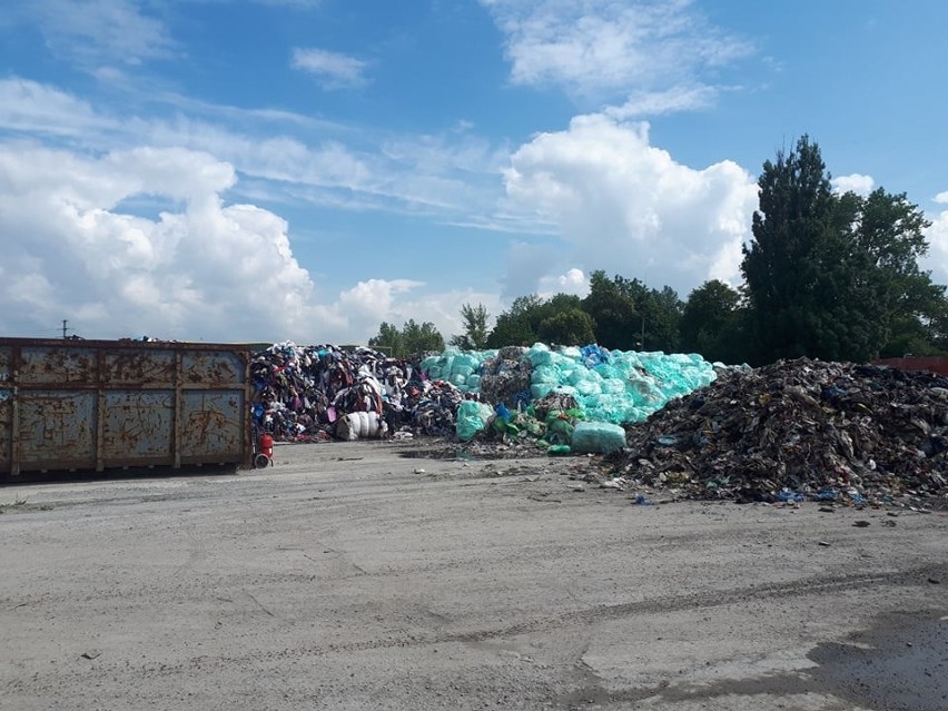 Skawina. Pożar wysypiska odpadów plastikowych. Wielki dym nad miastem