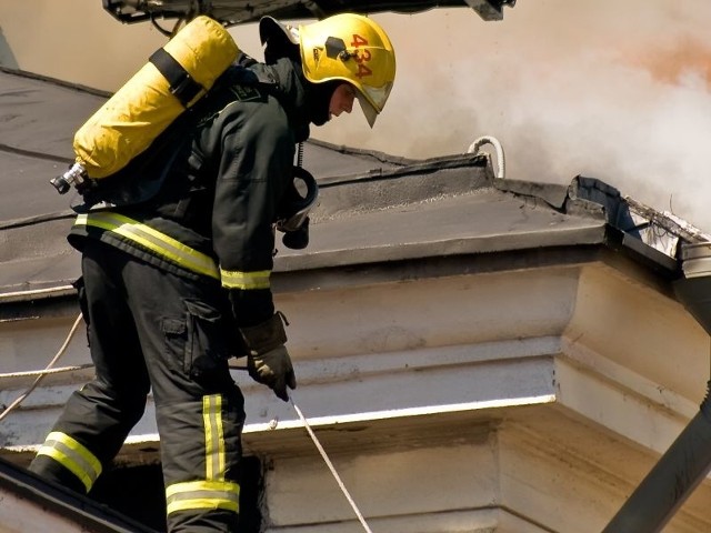 Strażacy musieli założyć aparaty chroniące drogi oddechowe. Tak się paliło i dymiło!