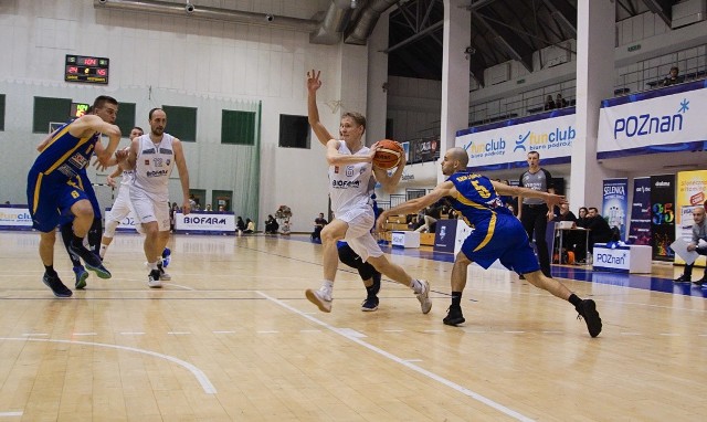 Michał Samsonowicz (z piłką) w sobotnim meczu zdobył dla Biofarmu Basket 4 punkty