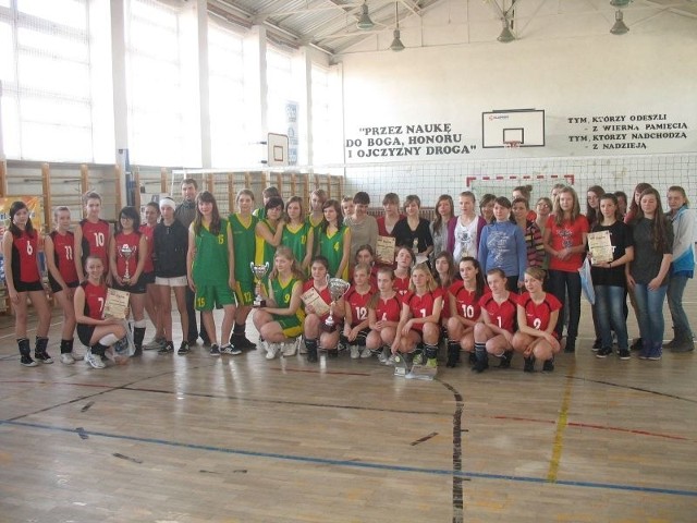 Uczestnicy czwartego powiatowego turnieju dziewcząt ze szkół gimnazjalnych o Puchar Burmistrza Miasta i Gminy Daleszyce.