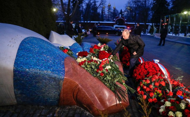 Władimir Putin składający kwiaty na grobie Borysa Jelcyna