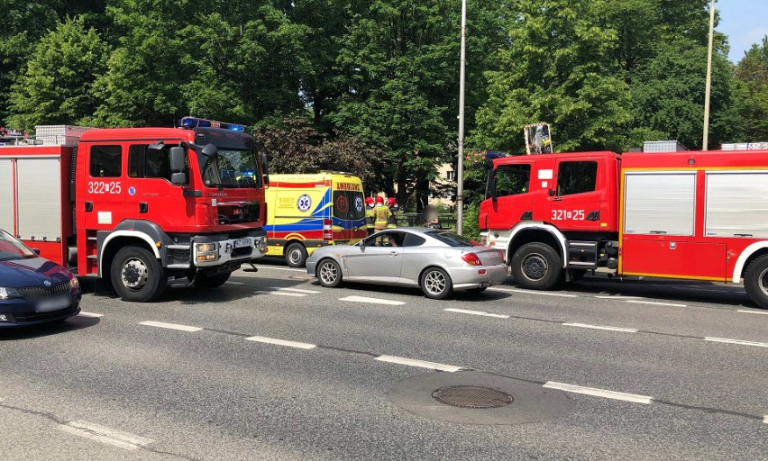 Wypadek w Rzeszowie. Kierowca osobówki stracił panowanie nad kierownicą i wjechał w miejskie szalety [ZDJĘCIA]