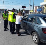 Sterkowiec. Na przejeździe kolejowym wciąż dochodzi do niebezpiecznych sytuacji. Kierowcy wjeżdżają na przejazd mimo opuszczanych rogatek