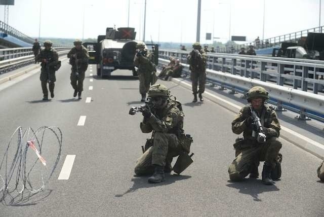 Ćwiczenia NATO Anakonda 2016 r na moście gen. Elżbiety Zawackiej w Toruniu. Żołnierze ćwiczyli zajęcie mostu na Wiśle.