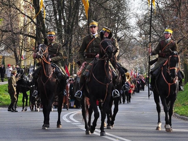 W Sandomierzu przemarsz otwierali jadący na koniach, ubrani w mundury ułańskie, członkowie Sandomierskiego Ośrodka Kawaleryjskiego.