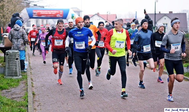 Po ubiegłorocznej przerwie do sportowego kalendarza powrócił Bieg Mikołajkowy - Powitanie Zimy w Jarosławcu. W jubileuszowej, 20. edycji wystartowało blisko 170 osób.