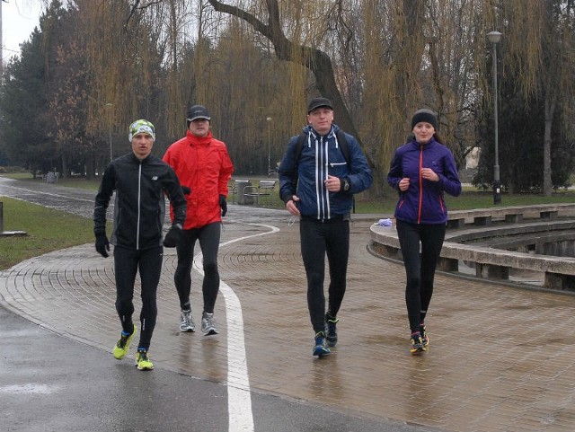 - Nie biegajmy na czczo - radzi Michał Gąsiorski, trener biegów długodystansowych, specjalista ze sklepu Biegomaniak w Rzeszowie.