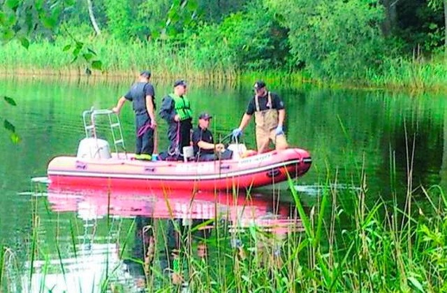 Strażacy przeszukali brzeg jeziora.
