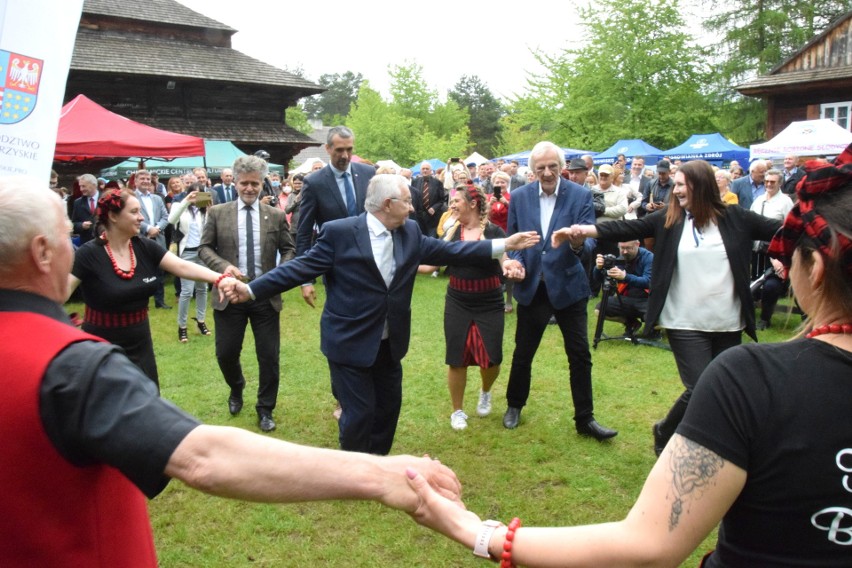 Wicemarszałkowie, Sejmu Ryszard Terlecki i Senatu Marek Pęk porwani do tańca na 5.Świętokrzyskim Festiwalu Smaków w Tokarni! [WIDEO, FOTO]