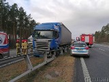 Kolizja na autostradzie A4 pomiędzy węzłami "Opole Zachód" i "Opole Południe". Ciężarowa scania uderzyła w bariery