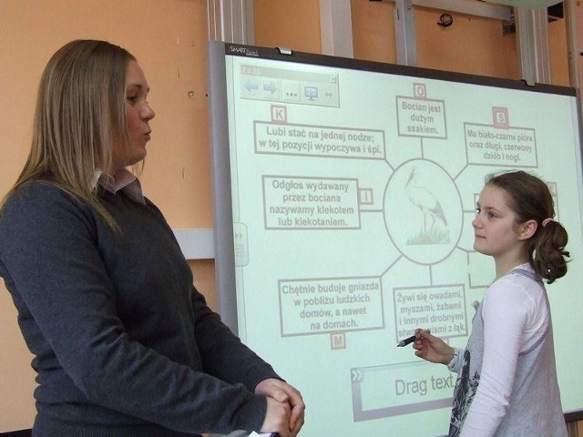 Dominika Wikiera, nauczyciel informatyki z  Martyną Lewandowską podczas lekcji pokazowej