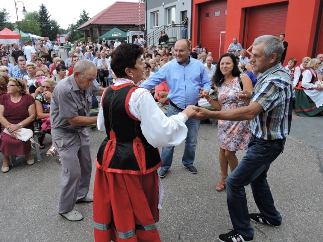 Program Dożynek na Kurpiach:11:30 - Msza św. w kościele pw. Matki Bożej Nieustającej Pomocy w Lelisie12:40 - Przejście korowodu z wieńcami dożynkowymi12: 50 - Uroczyste otwarcie imprezy p rzez Wójta Gminy Lelis13:00 - Widowisko dożynkowe w wykonaniu zespołów działających przy CK-BiS13:20 - Prezentacja dorobku artystycznego gmin kurpiowskich15:00 - JERZY KRYSZAK - KABARETOWE SHOW16:00 - Ogłoszenie wyników konkursu na wieniec dożynkowy i wręczenie nagród, prezentacja sponsorów16:20 - Koncert ORKIESTRY KURPIOWSKIEJ z CK-BiS w LELISIE17:00 - Występ KAPELI ŁOCHOWSKIEJ z MiGOK w Łochowie17:45 - Koncert zespołu „MOTIVE”18:45 - Przerwa techniczna19:00 - Koncert zespołu "POWER PLAY"20:00 - Prezentacja sponsorów20:10 - COVER PARTY - występ zespołów grających muzykę popularnych artystów22:10 - 24:00 - Dyskoteka Imprezie towarzyszą:konkurs na wieniec dożynkowy, wystawa płodów rolnych, kiermasz sztuki ludowej, stoiska gastronomiczne i handlowe, wesołe miasteczko, symulator jazdy motocyklem, strzelnica, pokaz starej motoryzacji, zjeżdżalnie dmuchane, świetlicobus