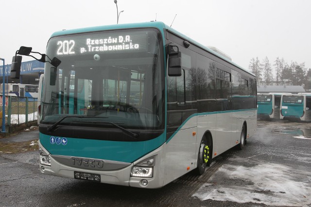 Pasażerowie Międzygminnej Komunikacji Samochodowej korzystają już z pierwszej partii nowych autobusów zamówionych przez podrzeszowskiego przewoźnika. To 10-metrowe Iveco.Przetarg na zakup 54 pojazdów był podzielony na trzy części. W pierwszej i drugiej, która dotyczy zakupu 25 i 14 autobusów długich na 10 metrów najlepszą ofertę złożyła firma ABP Bus & Coach ze Słupska, która zaoferowała pojazdy marki Iveco. W pokonanym polu zostawiła sanocki Autosan.