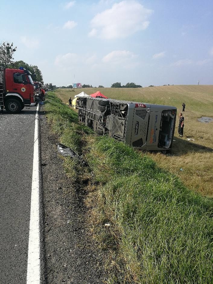 Groźny wypadek pod Olsztynem. Autokar wiozący pielgrzymów z...