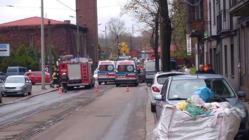 Wypadek w Bytomiu: Policja, straż, ambulans na skrzyżowaniu Piekarskiej i Powstańców Śląskich