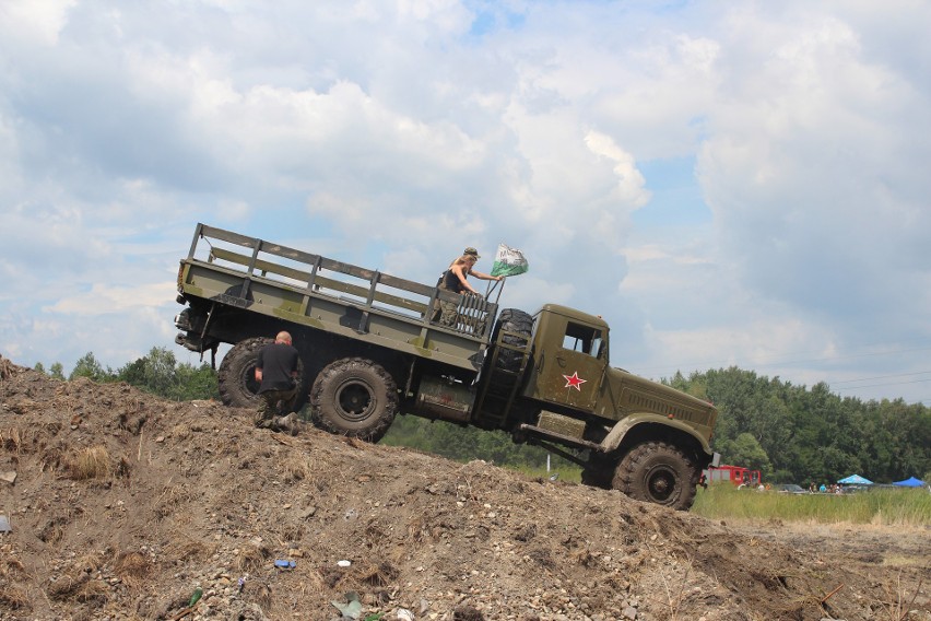 Trzebinia. Tłumy ludzi podczas I Międzynarodowego Zlotu Miłośników Militariów - Enigma 2018 [ZDJĘCIA]