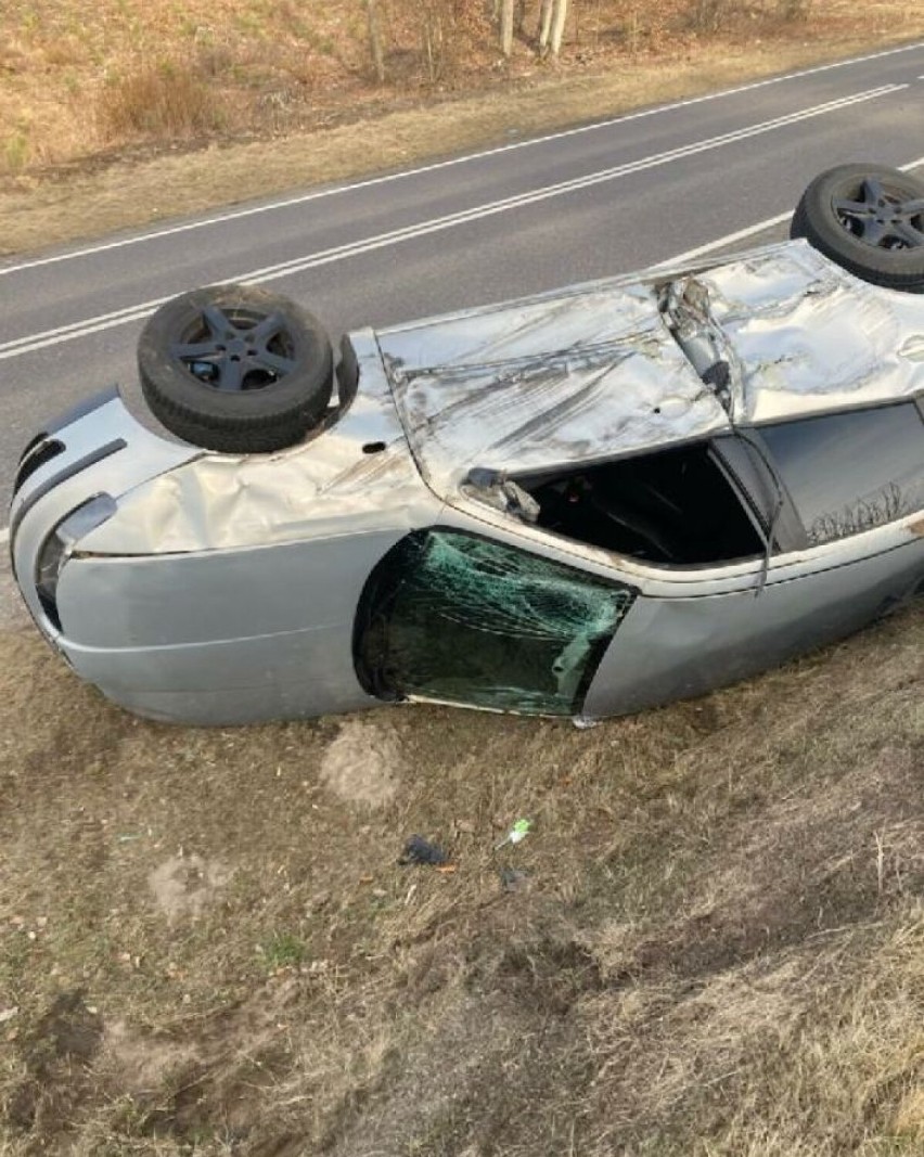 Wypadek na drodze Kwidzyn - Sztum 18.03.2022 r. Kierowca nieprawidłowo wyprzedzał i dachował