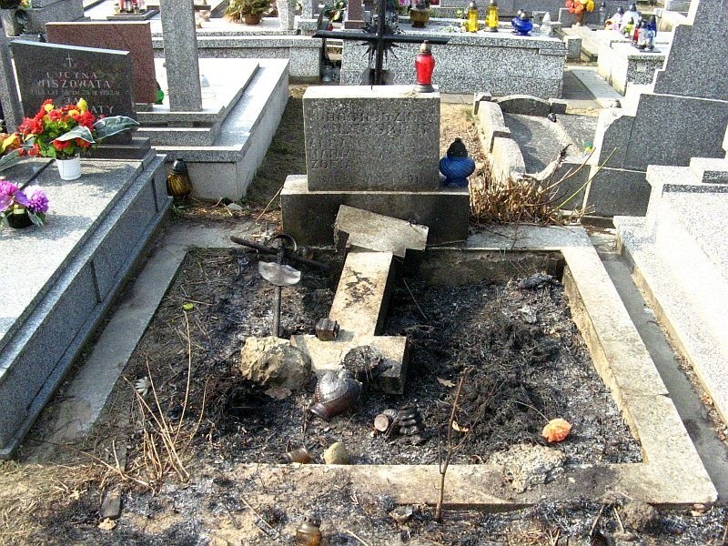 Cały grób i jego sąsiedztwa nosi ślady pożaru.