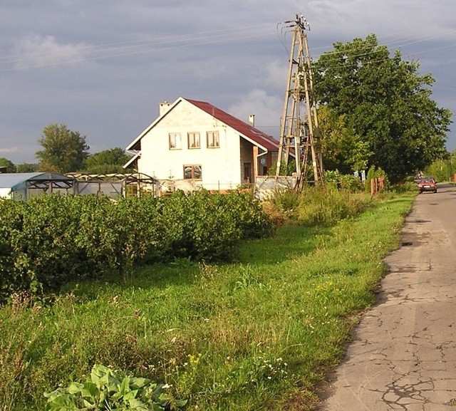 79-latek nie żyje. Jego zwłoki znaleziono przy drodze, kilometr od domu.