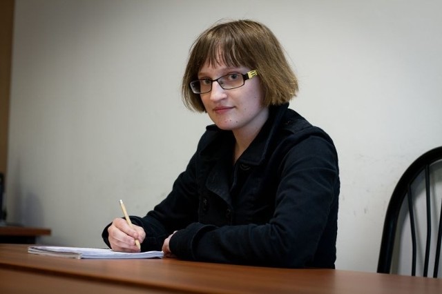 Marta Makuszewska pisze opowiadania i publicystykę, zgłębia tajniki fizyki. Interesuje się także m.in. uzbrojeniem z czasów II wojny światowej