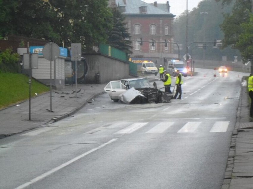 18-latek wsiadł za kółko po pijanemu, a później uderzył w...