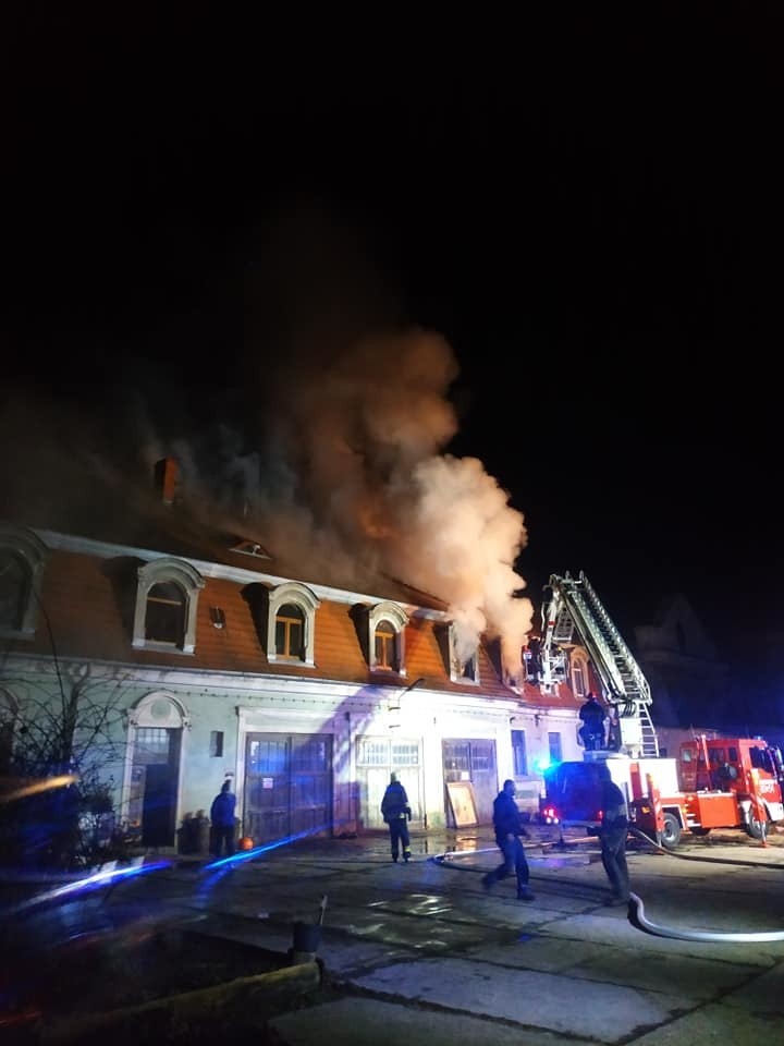 Pożar budynku wielorodzinnego przy pałacu w Kochcicach....