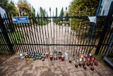 Cmentarz w Koszalinie zamknięty. Policja i straż miejska pilnują wejść [ZDJĘCIA]