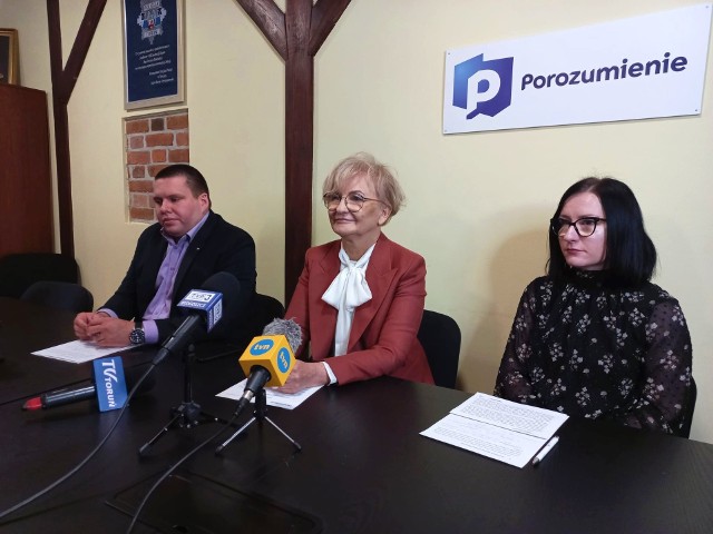 Poseł Iwona Michałek i jej współpracownicy: Beata Janowska i Krzysztof Duda