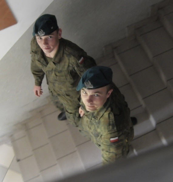 - Poligony, szkolenia, a przede wszystkim misje - to nam się marzyło - mówią szeregowcy Stanisław Hakało (z lewej) i Mateusz Łatka.
